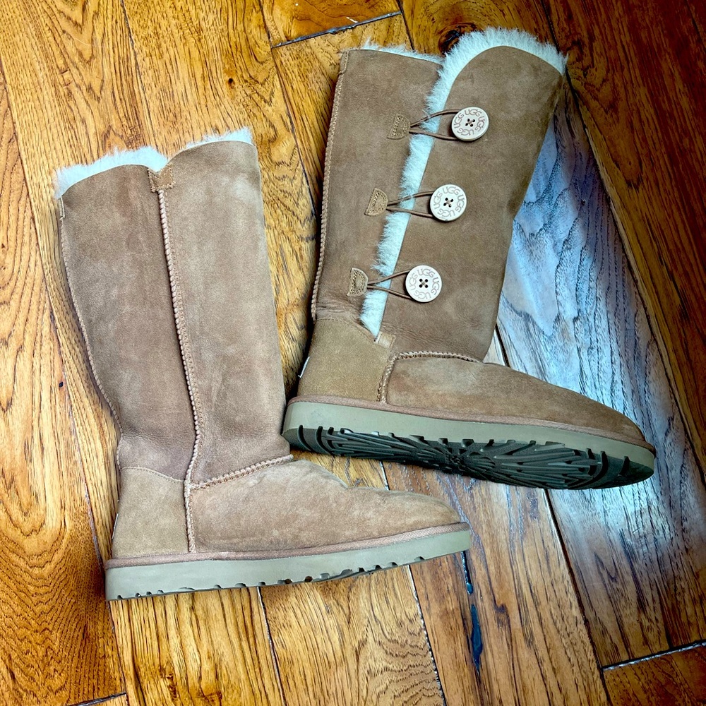 NWOB UGG Bailey Button Triplet II’ Boot size 9 in chestnut